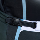 Troy Lee Designs GP Pro MX-Hose aus Carbon und Grau mit flexiblem Rahmen für Motocross, detailreiche Nahaufnahme