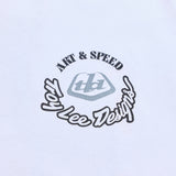 Weißes Troy Lee Designs Carb Club T-Shirt für Freizeitbekleidung, mit Logo-Design auf der Vorderseite sichtbar.