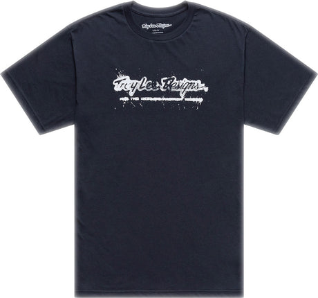 Troy Lee Designs Repeat T-Shirt in Schwarz, Freizeitbekleidung, bequemes T-Shirt mit Logo-Print, auf weißem Hintergrund.