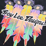Schwarzes Troy Lee Designs Feather T-Shirt aus Freizeitbekleidung, bequem und stilvoll für den Alltag, auf einem weißen Hintergrund.