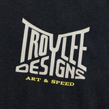Troy Lee Designs Long Sleeve Handlebar T-Shirt in Schwarz, bequeme Freizeitbekleidung mit Logo-Design, auf weißem Hintergrund.