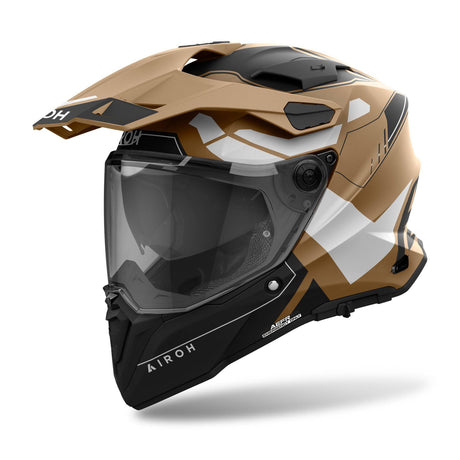 Airoh Commander 2 Reveal Endurohelm in matt-sand, schwarz-weiß mit Visier und Belüftungsöffnungen auf einem weißen Hintergrund.