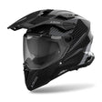 Schwarzer Endurohelm Airoh Commander 2 Carbon mit Visier und Belüftungsöffnungen, sportliches Design für Offroad-Fahrten