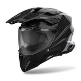 Schwarzer Endurohelm Airoh Commander 2 Carbon mit Visier und Belüftungsöffnungen, sportliches Design für Offroad-Fahrten