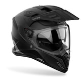 Mattschwarzer Airoh Endurohelm Bandit mit Visier, Belüftungsöffnungen und strapazierfähigem Design, auf einem neutralen Hintergrund.