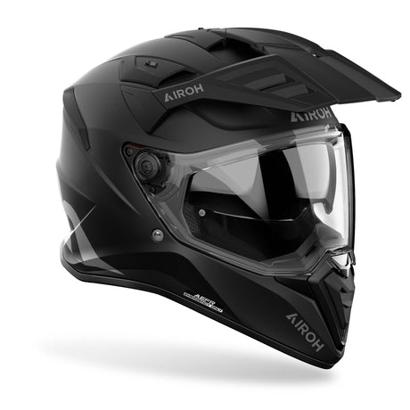 Mattschwarzer Airoh Endurohelm Bandit mit Visier, Belüftungsöffnungen und strapazierfähigem Design, auf einem neutralen Hintergrund.