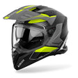 Schwarzer und grauer Endurohelm Airoh Bandit Tune mit fluo-gelben Akzenten, matte Oberfläche, Schutzbrille und Belüftungsöffnungen.