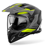Schwarzer und grauer Endurohelm Airoh Bandit Tune mit fluo-gelben Akzenten, matte Oberfläche, Schutzbrille und Belüftungsöffnungen.