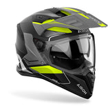 Endurohelm Airoh Bandit Tune in mattschwarz, grau und fluo-gelb mit sichtbarem Visier und Belüftungsöffnungen.