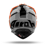 Grauer und schwarzer Airoh Endurohelm Bandit Tune mit orangefarbenen Akzenten, sichtbare Belüftungsöffnungen und strapazierfähiges Design.