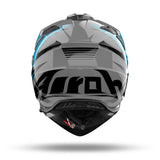Grauer und schwarzer blauer Endurohelm Airoh Bandit Spicy mit Visier und Belüftungsöffnungen, sportliches Motorrad-Design