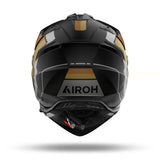 Airoh Bandit Horn Endurohelm, matt-schwarz grau-gold, mit Visier und Belüftungsöffnungen, auf einem weißen Hintergrund.