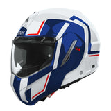 Airoh Mathisse II Genius Klapphelm in Weiß, Blau und Rot mit Visier, bequem auf einem Motorrad getragen.