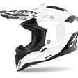 Airoh Aviator 3 FIM Motocrosshelm in Weiß, langlebiges Motorradhelm-Design mit Visier und Belüftungsöffnungen.