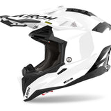 Airoh Aviator 3 FIM Motocrosshelm in Weiß, langlebiges Motorradhelm-Design mit Visier und Belüftungsöffnungen.