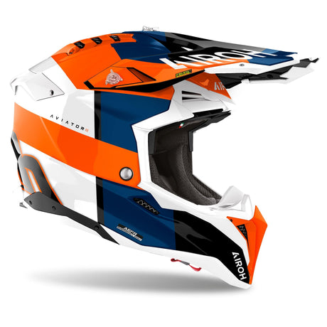 Airoh Aviator 3 Monarch Motocrosshelm in Weiß, Orange und Blau mit Visier und Belüftungsöffnungen.