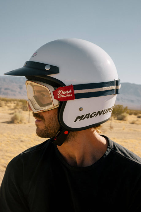 Schwarze Bell Magnum Jethelm für Motorräder mit verstellbarer Sonnenblende und komfortable Innenausstattung.