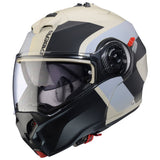 Matte sandbrauner und schwarz-grauer Klapphelm von Caberg Duke Evo Indy, mit hellem Design und sicherer Passform.