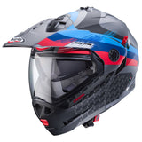 Matte schwarze und metallische Caberg Tourmax X Sarabe Klapphelm mit blauen und roten Akzenten, Sichtscheibe und Belüftung.