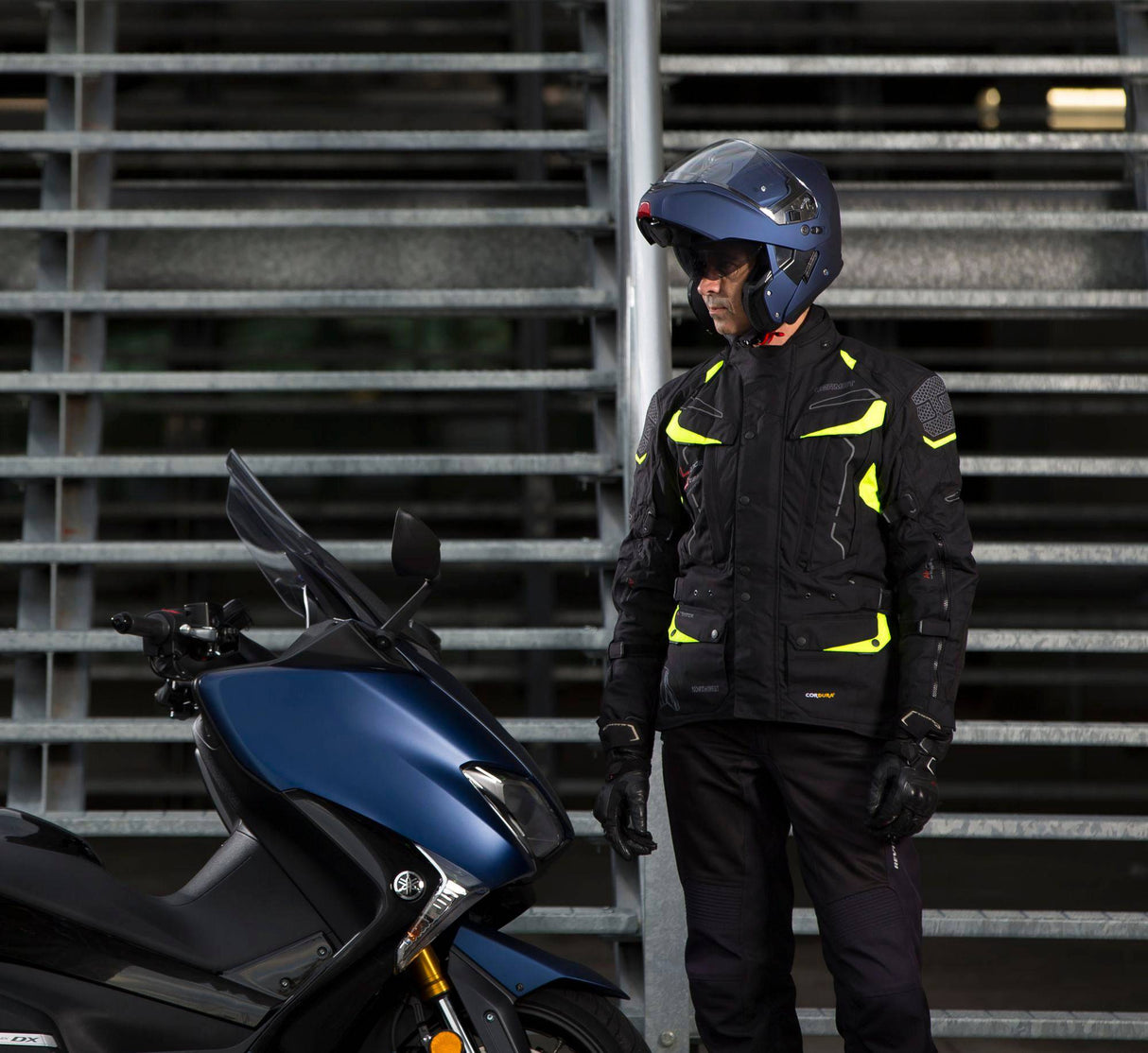 Matte blaue Caberg Horus X Klapphelm mit aerodynamischem Design und Visier, perfekt für sicheres Motorradfahren.