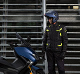 Matte blaue Caberg Horus X Klapphelm mit aerodynamischem Design und Visier, perfekt für sicheres Motorradfahren.