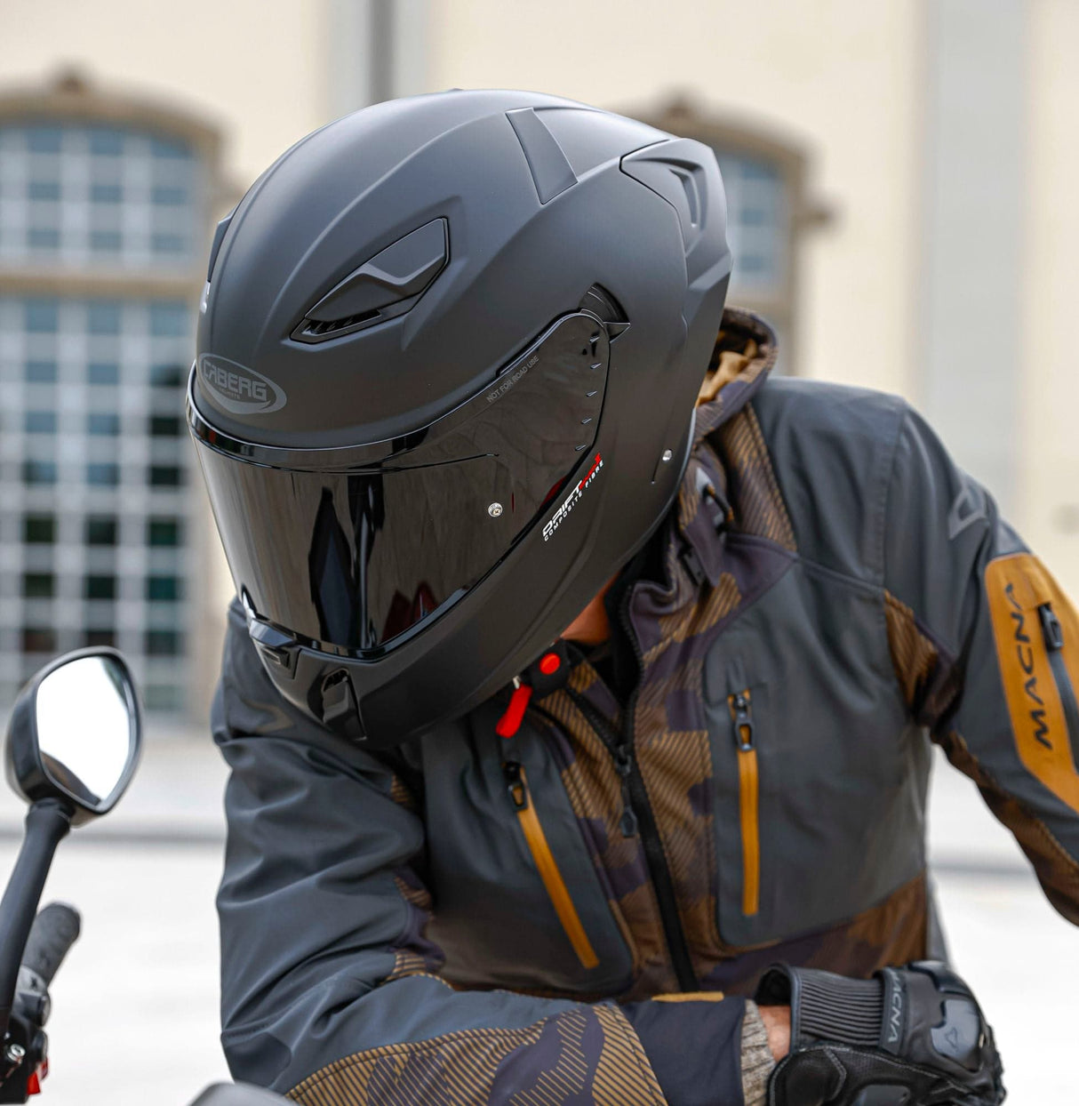 Schwarz mattierter Caberg Drift Evo II Integralhelm mit aerodynamischem Design und komfortablem Visier, auf dem Bild zu sehen.