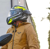 Schwarz-grau-gelber Caberg Drift Evo II Integralhelm mit matte Oberfläche, Sichtfeld und Belüftungsöffnungen, auf weißem Hintergrund
