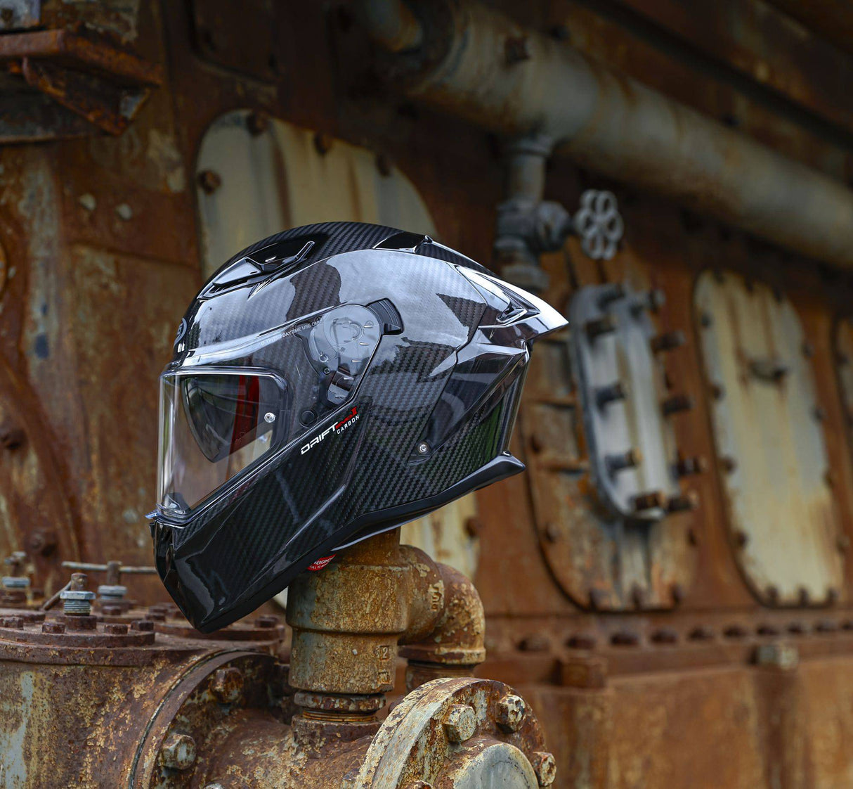 Schwarzer Caberg Drift Evo II Carbon Integralhelm mit aerodynamischem Design und Belüftung, Blick auf Visier und Innenpolster.
