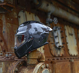 Schwarzer Caberg Drift Evo II Carbon Integralhelm mit aerodynamischem Design und Belüftung, Blick auf Visier und Innenpolster.