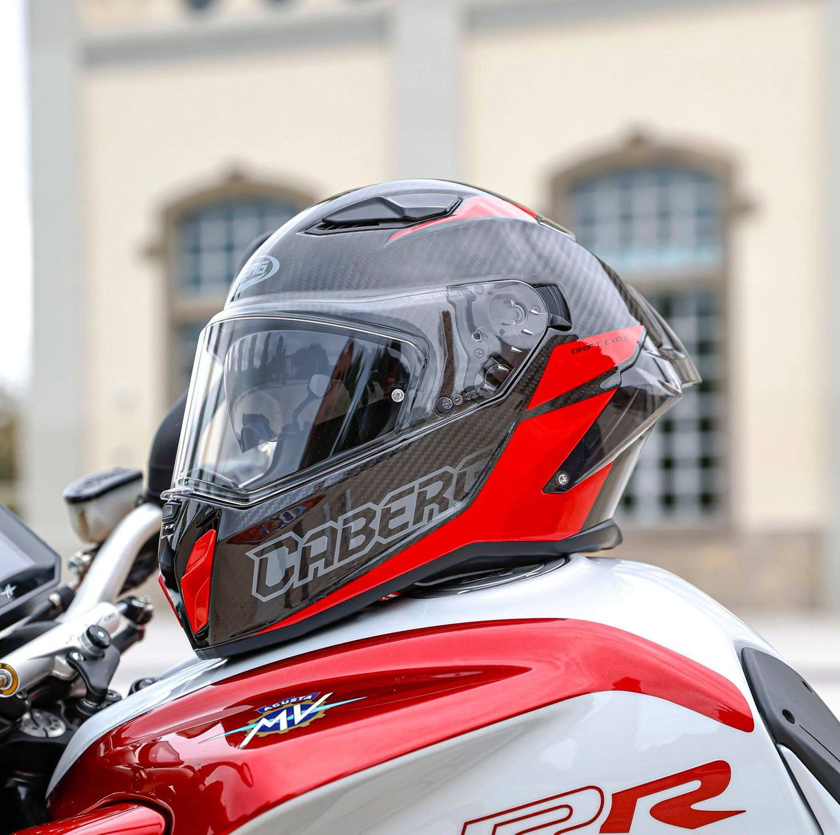 Schwarzer und roter Caberg Drift Evo II Carbon Nova Integralhelm mit aerodynamischem Design, Sichtscheibe und Belüftungssystem.