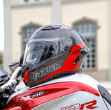 Schwarzer und roter Caberg Drift Evo II Carbon Nova Integralhelm mit aerodynamischem Design, Sichtscheibe und Belüftungssystem.
