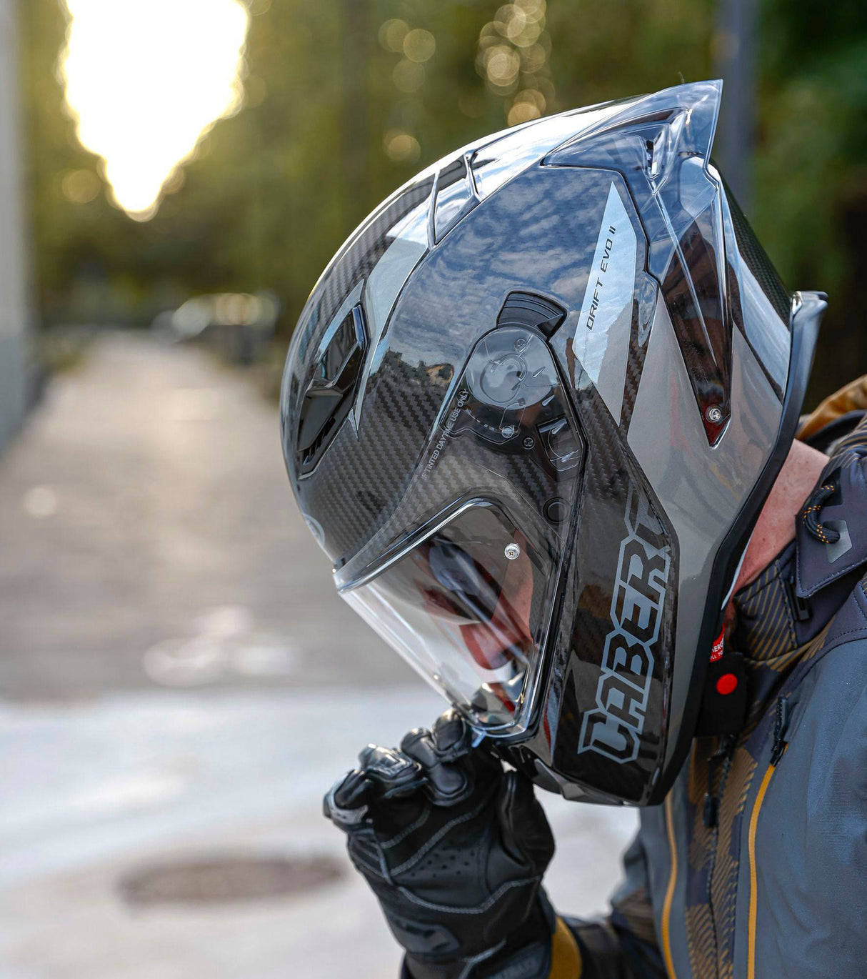 Schwarzer und grauer Caberg Drift Evo II Carbon Nova Integralhelm mit sportlichem Design und leichtem Carbon-Außenmaterial