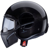 Schwarzer Jethelm Ghost X Carbon von Caberg mit sichtbarem robustem Carbon-Design und klarer Visierverkleidung.