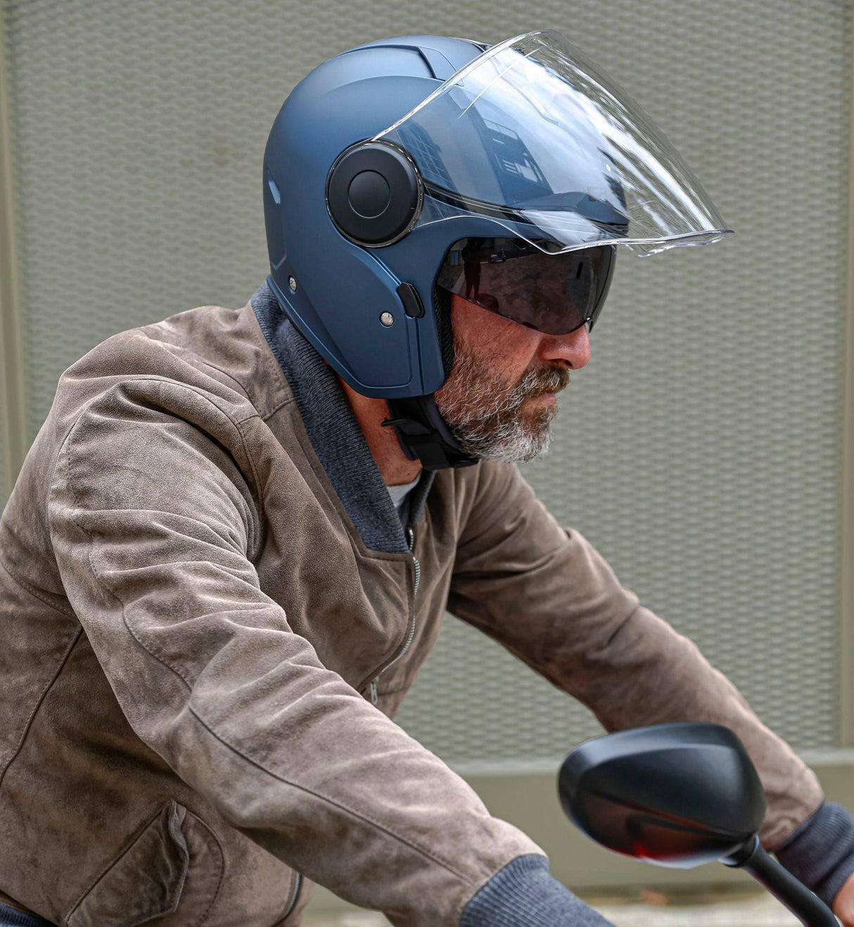 Mattblaue Caberg Jethelm Soho mit klarem Visier und aerodynamischem Design, bequemes und stilvolles Motorradhelmmodell.