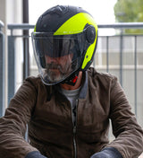 Schwarze Jethelm von Caberg Soho Milano mit mattem Finish und fluoreszierenden gelben Akzenten, Sicht auf die Helmschale.