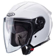 Weißer metallicer Jethelm von Caberg Flyon II, mit Visier und komfortabler Passform, auf dem Kopf getragen.