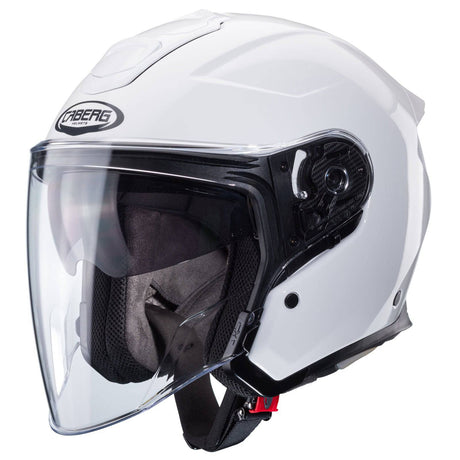 Weißer metallicer Jethelm von Caberg Flyon II, mit Visier und komfortabler Passform, auf dem Kopf getragen.