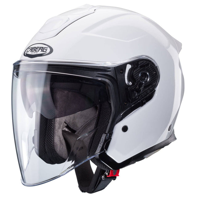 Weißer metallicer Jethelm von Caberg Flyon II, mit Visier und komfortabler Passform, auf dem Kopf getragen.