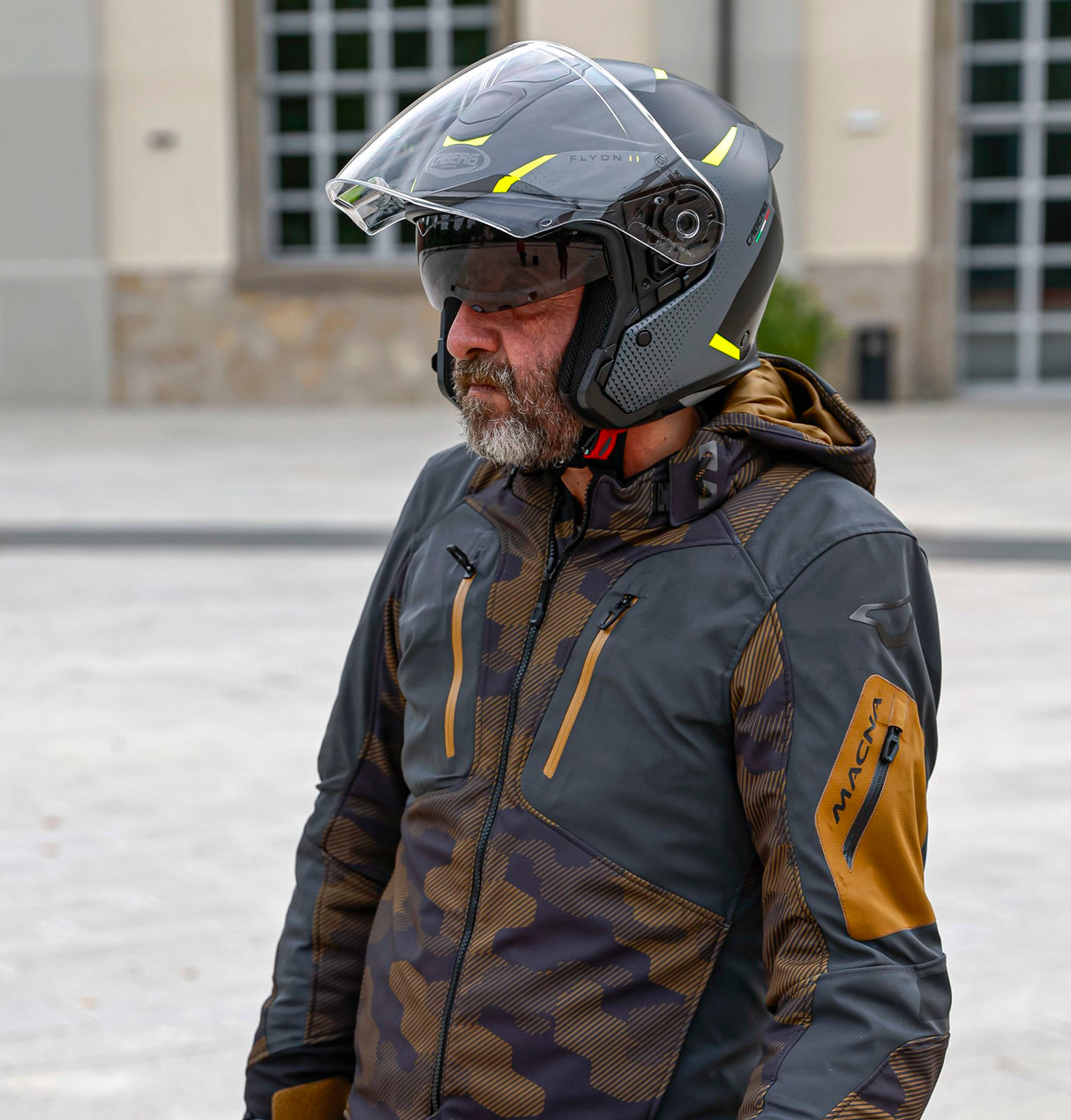 Schwarze und graue Jethelm Caberg Flyon II Boss mit mattem Finish, fluo-gelber Akzent, sichtbares Visier und Belüftungsöffnungen
