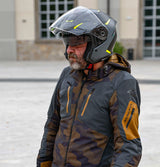 Schwarze und graue Jethelm Caberg Flyon II Boss mit mattem Finish, fluo-gelber Akzent, sichtbares Visier und Belüftungsöffnungen