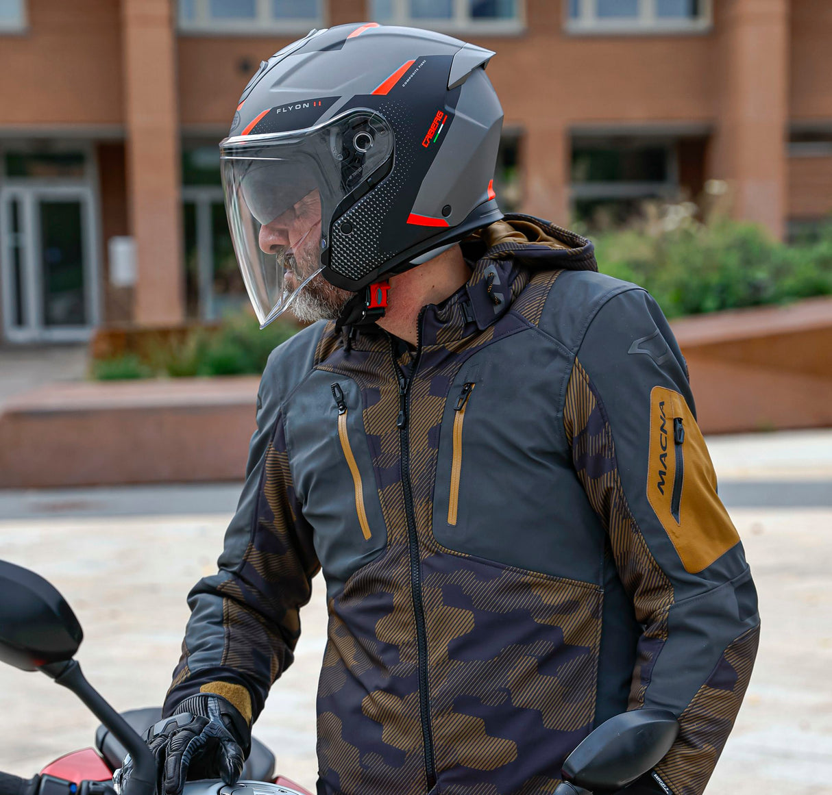 Schwarze und rote Caberg Jethelm Flyon II Boss in mattem Grau mit Visier und Belüftung, moderne Motorradhelm für Komfort und Sicherheit