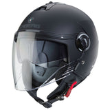 Matt-schwarzer Jethelm von Caberg Riviera V4 X mit klarer Visier und aerodynamischem Design, bequemes Tragegefühl.