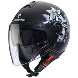 Schwarz-weißer Caberg Riviera V4 X Mia Jethelm mit hellblauen Akzenten, mattes Finish, Visier und bequeme Passform.