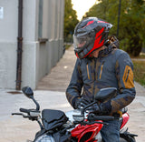 Schwarzer und roter Caberg Drift Evo II Carbon Nova Integralhelm mit aerodynamischem Design und Belüftung, Blick auf das Visier
