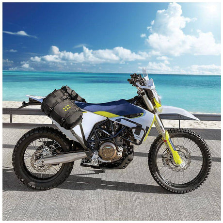 Kriega OS-Base Montagekit für KTM 690, Husqvarna 701 und GasGas 700, für robuste OS-Taschen an Motorrädern.