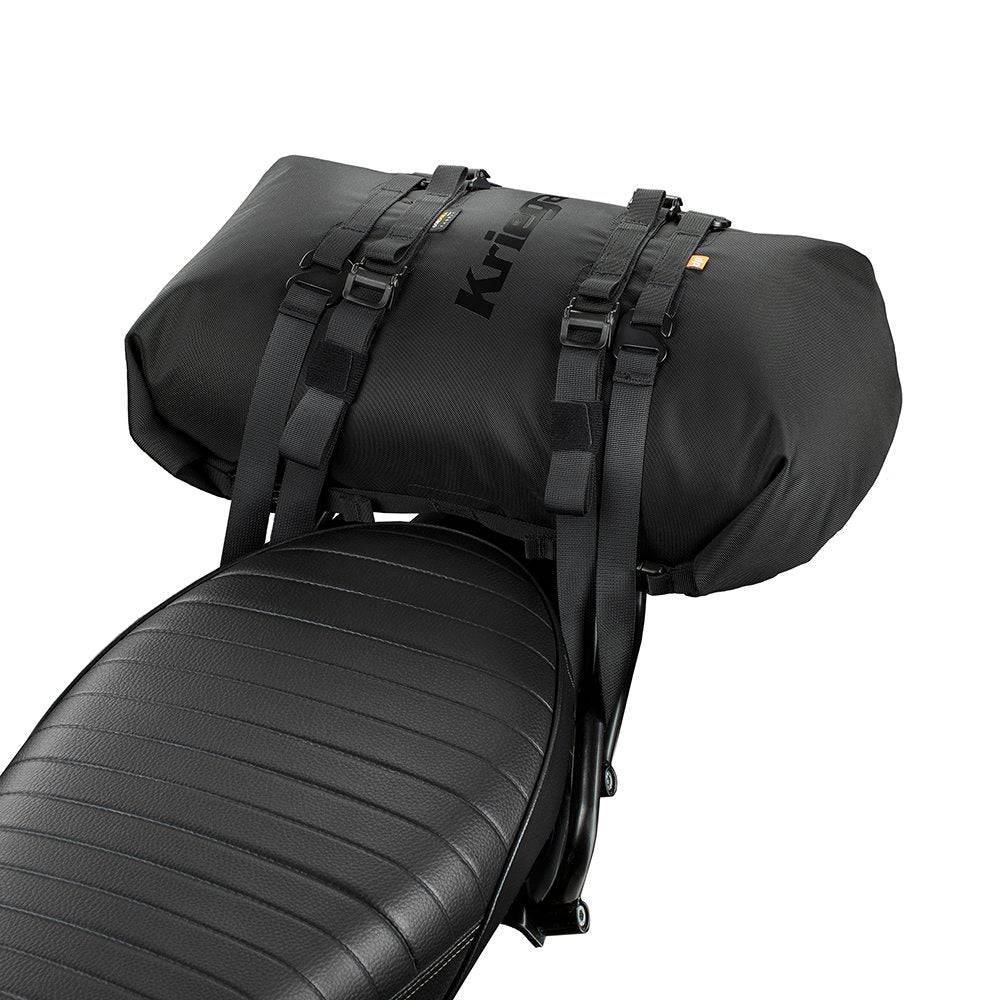 Schwarzer Kriega Rollpack-20, robustes Rollpack aus strapazierfähigem Material, ideal für Motorradtouren und Gepäck.
