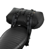 Schwarzer Kriega Rollpack-20, robustes Rollpack aus strapazierfähigem Material, ideal für Motorradtouren und Gepäck.