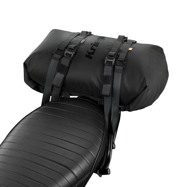 Schwarzer Kriega Rollpack-20, robustes Rollpack aus strapazierfähigem Material, ideal für Motorradtouren und Gepäck.