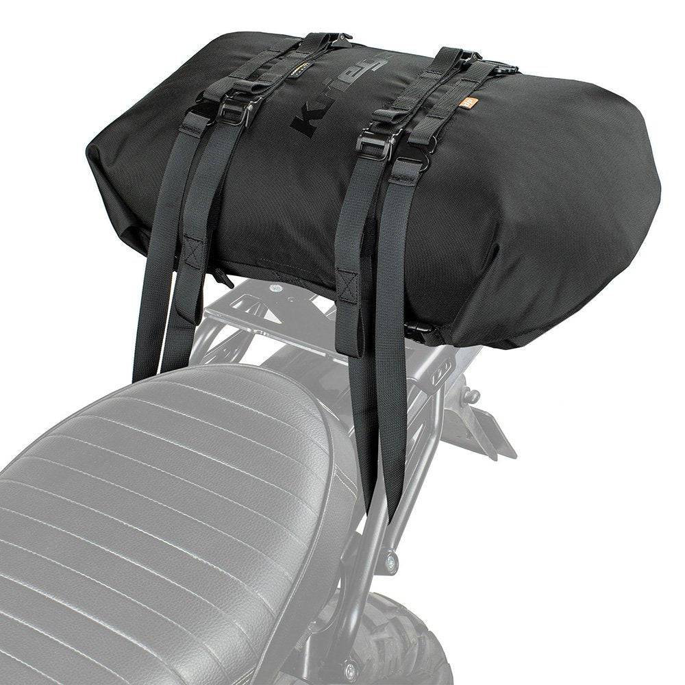 Schwarzer Kriega Rollpack-20 mit robustem Design und verstellbaren Gurten auf einem Motorrad.