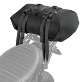 Schwarzer Kriega Rollpack-20 mit robustem Design und verstellbaren Gurten auf einem Motorrad.